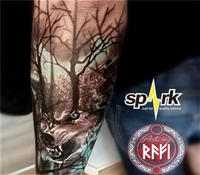 Tattoo umjetnik pet